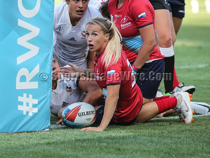 2018RugbySevensFri-40.JPG - Abby Gustaitis (left) scores a try for the United States against Russia in the women's quarterfinal match at the 2018 Rugby World Cup Sevens, July 20-22, 2018, held at AT&T Park, San Francisco, CA. USA defeated Russia 33-17.